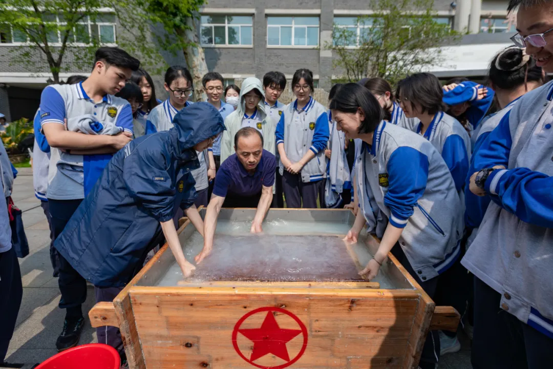 国宝国粹邂逅青春 文化薪火点亮校园 &mdash;&mdash;南京市宁海中学&ldquo;红星利来国际最老品牌网与中国画进校园&rdquo;主题活动圆满举行
