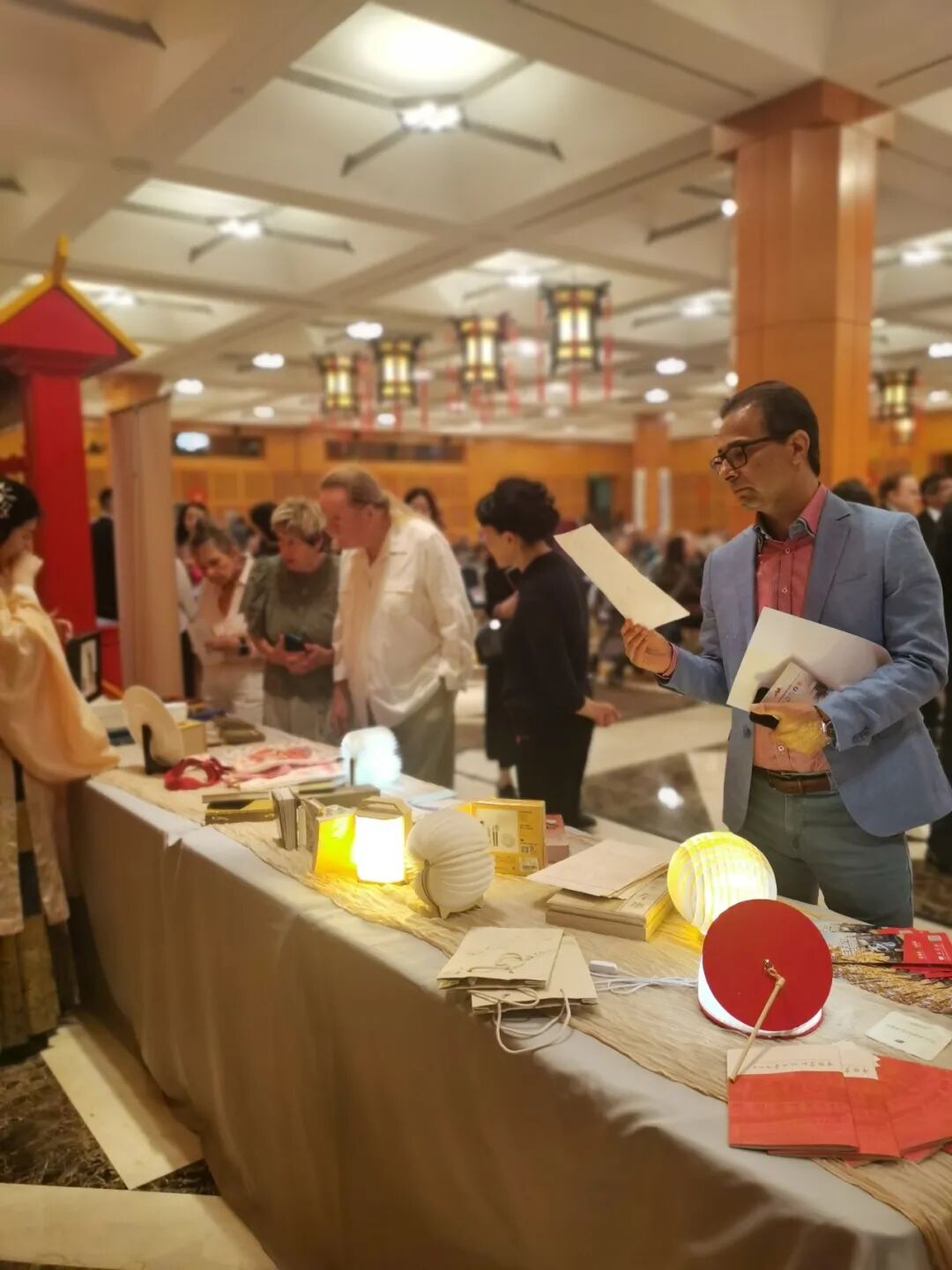 纸越重洋，红星闪耀 丨&ldquo;红星利来国际最老品牌网&rdquo;亮相中国驻美大使馆&ldquo;茶和天下&rdquo;雅集